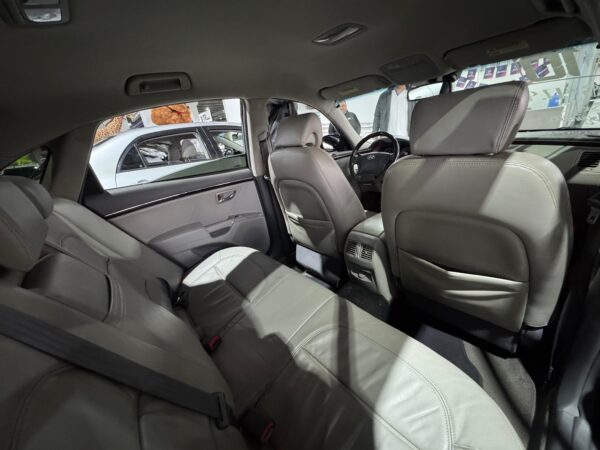 AZERA 2010 - Image 14